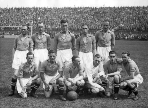 Foto van Ajax - Feijenoord 2 - 0 (23-5-1937)